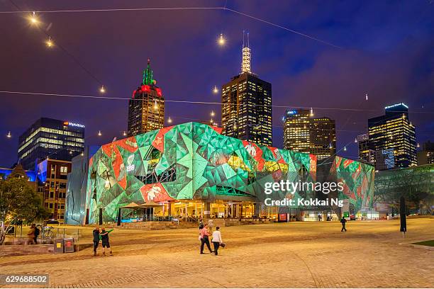 proiezioni natalizie a federation square, melbourne - arts centre melbourne foto e immagini stock