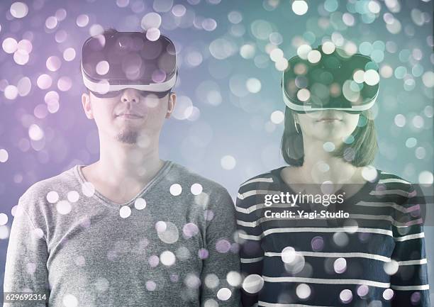 paar mit virtual-reality-headset - head mounted display stock-fotos und bilder