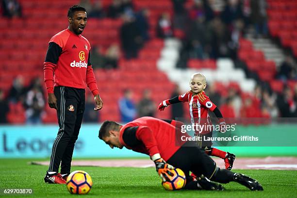 Jermain Defoe of Sunderland warms up with Bradley Lowrey and Vito Mannone of Sunderland prior to kick off during the Premier League match between...