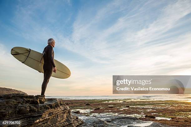 senior retired surfer man - daily life in southern california stockfoto's en -beelden