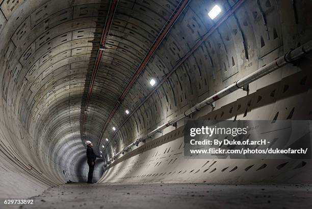 man at work in tunnel - tunnelboormachine stockfoto's en -beelden