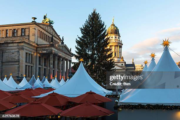christmas market at the famous gendarmenmarkt (berlin, germany) - neue kirche - fotografias e filmes do acervo
