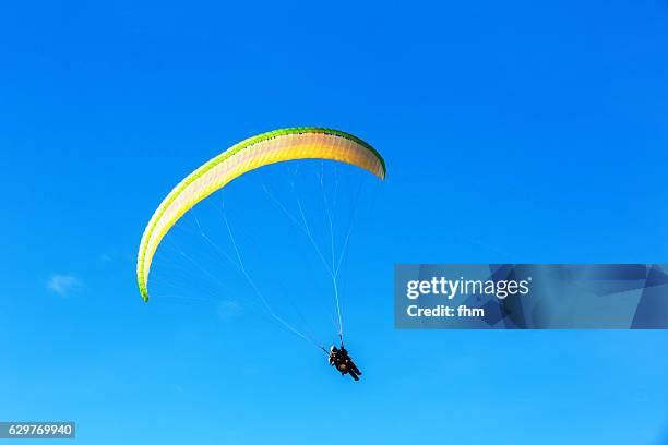 paraglider in the blue sky - plane in sky photos et images de collection