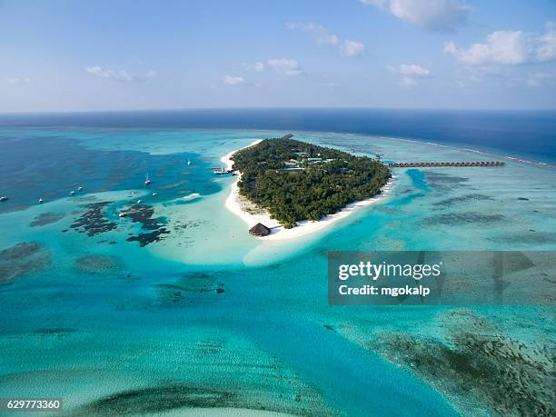 meeru island sideview aerial - atoll stock-fotos und bilder