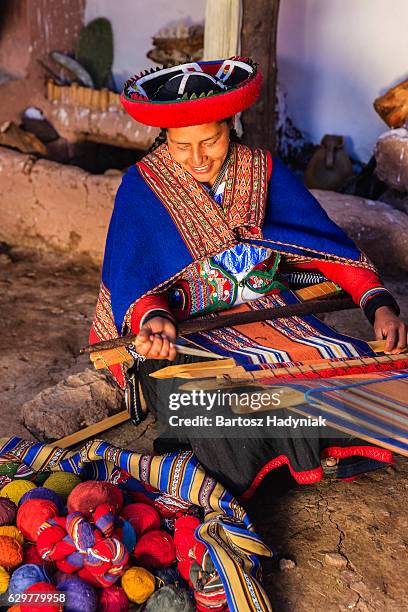 mulher peruana tecer, a sagrada vale, chinchero - peruvian culture imagens e fotografias de stock