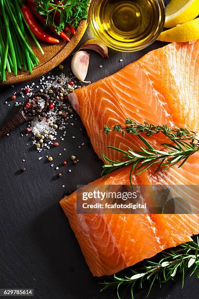 raw salmon steak - raw fish stockfoto's en -beelden