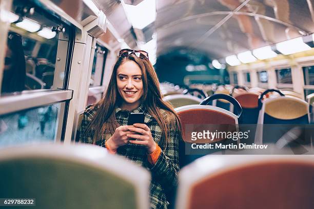 femme se rendant au travail - femme métro photos et images de collection