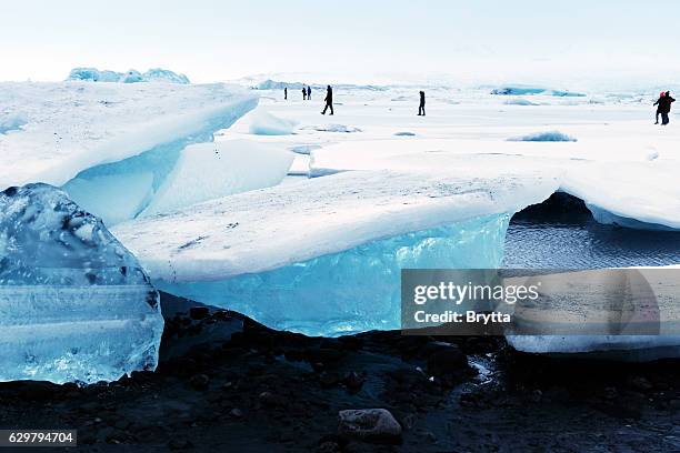 lagune glaciaire gelée de jokulsarlon en hiver, islande - vatnajokull photos et images de collection