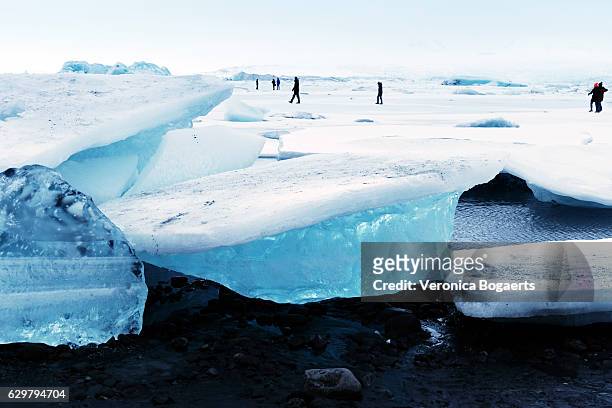 frozen jokulsarlon glacial lagoon in winter, iceland - poolkap stockfoto's en -beelden