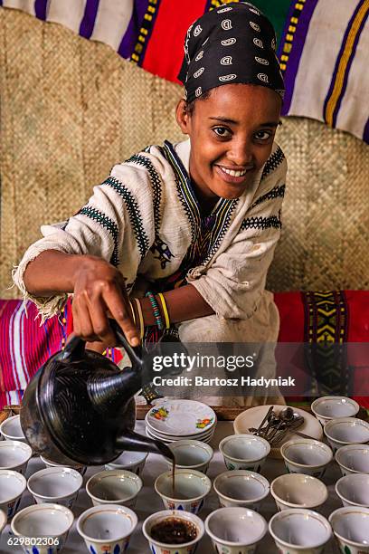 junge afrikanische mädchen zubereiten kaffee, äthiopien. ostafrika - äthiopien stock-fotos und bilder