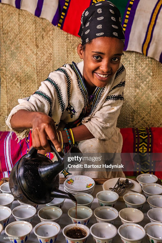 Jovem africana preparando café, Etiópia. África Oriental
