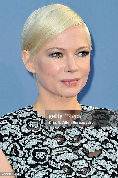 Actress Michelle Williams arrives at The 22nd Annual Critics' Choice Awards at Barker Hangar on December 11, 2016 in Santa Monica, California.