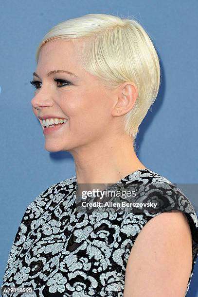 Actress Michelle Williams arrives at The 22nd Annual Critics' Choice Awards at Barker Hangar on December 11, 2016 in Santa Monica, California.