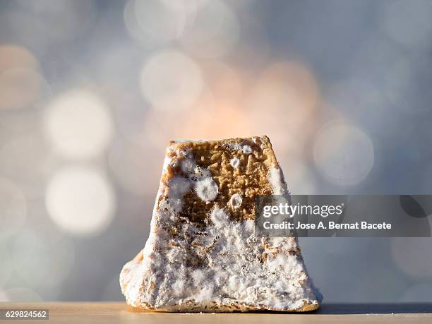 cheese of milk of goat made of handcrafted form , illuminated by sunlight - powdery mildew fungus stockfoto's en -beelden
