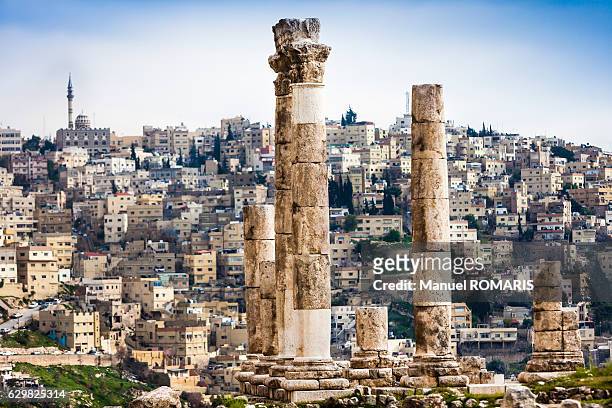 columns at the citadel, amman - amman stock pictures, royalty-free photos & images