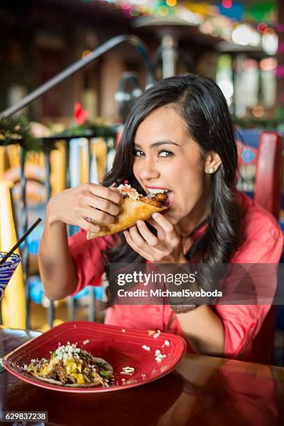 young hispanic women at mexican restaurant - taco 個照片及圖片檔