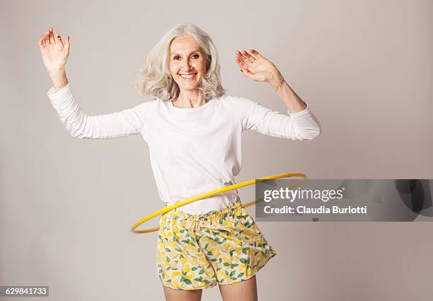 lady looking young - jovem de espírito imagens e fotografias de stock
