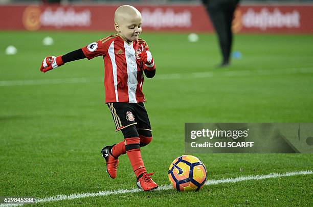 Five-year-old Sunderland fan and cancer patient Bradley Lowery warms up on the pitch with the Sunderland players ahead of the English Premier League...