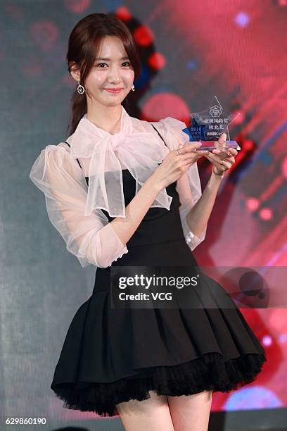 Im Yoona of South Korean girl group Girls' Generation poses with her award during CeCi Beauty Awards Ceremony on December 14, 2016 in Shanghai, China.