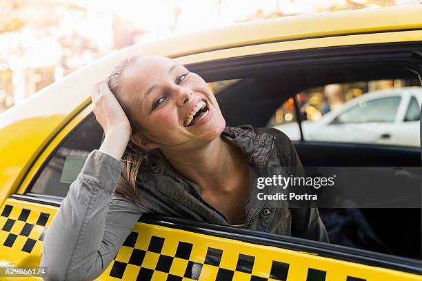 retrato de mulher sorridente viajando de táxi - só uma mulher jovem - fotografias e filmes do acervo