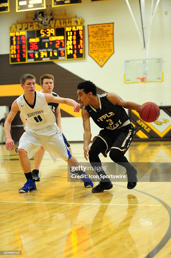 Apple Valley Eagles guard Tre Jones drives the lane against Eastview