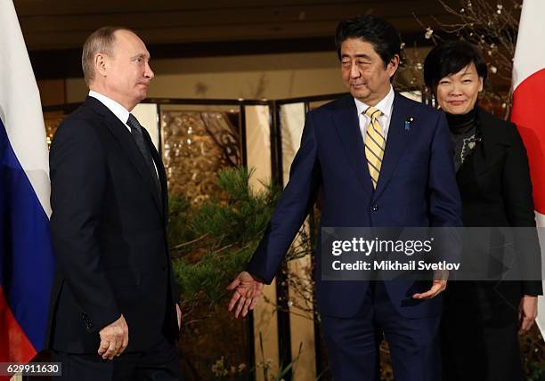 Russian President Vladimir Putin with Japanese Prime Minister Shinzo Abe during the official reception ceremony on December 15, 2016 in Nagato,...