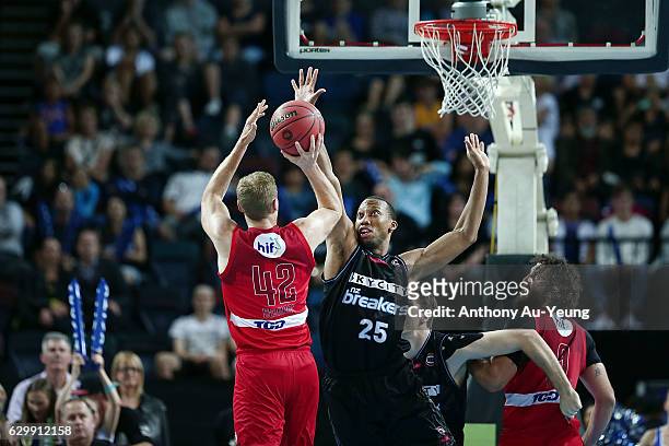Akil Mitchell of the Breakers puts pressure on the shot from Shawn Redhage of the Wildcats during the round 11 NBL match between New Zealand Breakers...