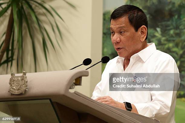 Philippine President Rodrigo Duterte speaks during a state dinner hosted by President Tony Tan Keng Yam at the Istana on December 15, 2016 in...