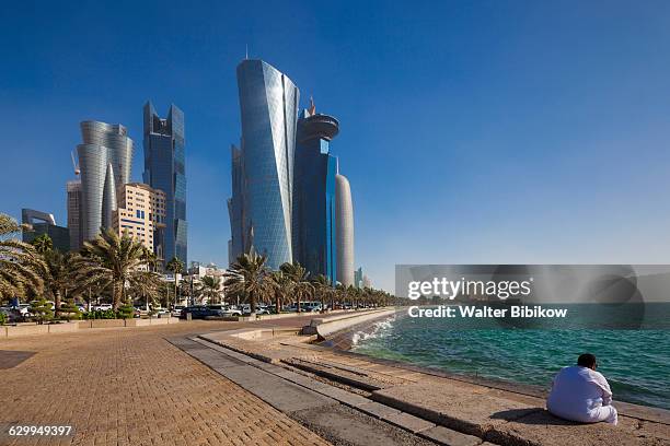 qatar, doha, exterior - qatar corniche stockfoto's en -beelden
