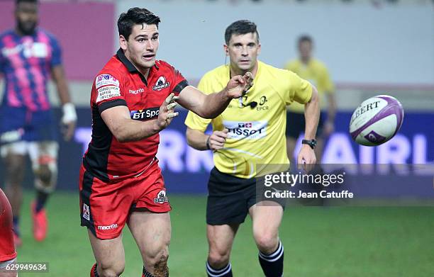 Sam Hidalgo-Clyne of Edinburgh in action during the European Rugby Challenge Cup match between Stade Francais Paris and Edinburgh Rugby at Stade Jean...