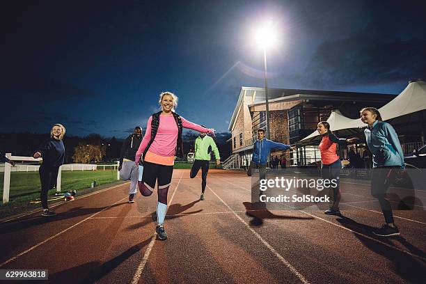 stretching vor einer trainingseinheit auf der strecke - nachwuchssportler auswahl sportveranstaltung stock-fotos und bilder