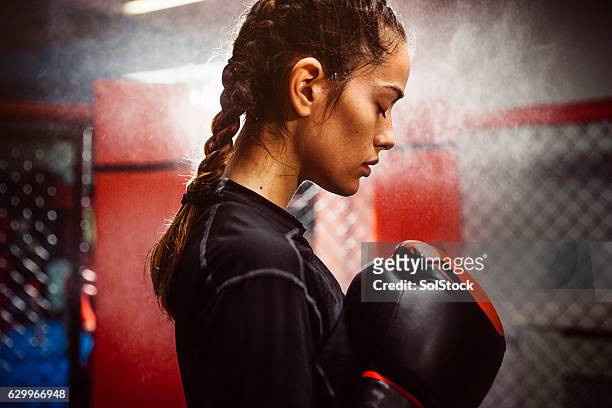 boxing is her passion - vechten stockfoto's en -beelden