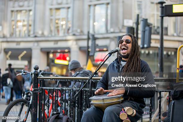 cantante reggae in strada urbana - djembe foto e immagini stock