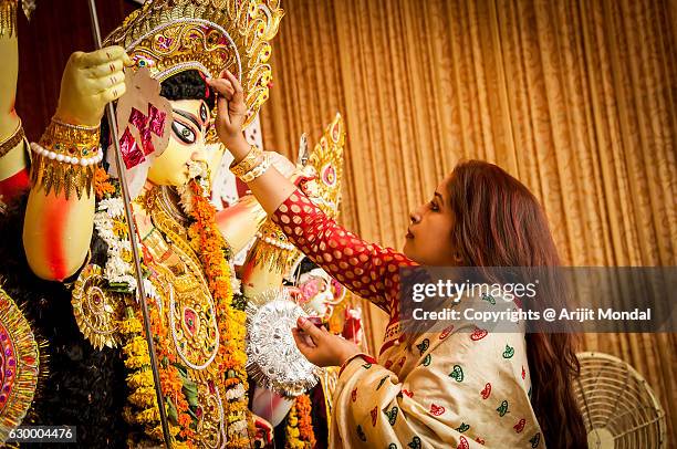 bengali woman hindu devotee offering godess durga - west bengal stock-fotos und bilder