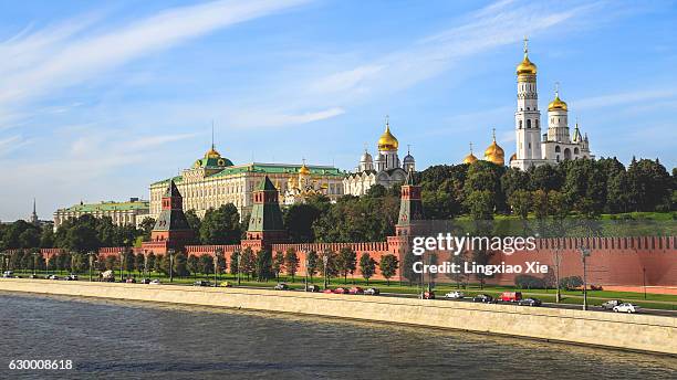 moscow kremlin along moscow river and city highway, russia - russische kultur stock-fotos und bilder
