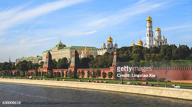 moscow kremlin along moscow river and city highway, russia - kremlin photos et images de collection