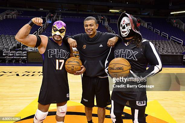 Wrestlers El Hijo Del Fantasma and La Parka poses with Earl Watson of the Phoenix Suns before the game between the Phoenix Suns and the San Antonio...