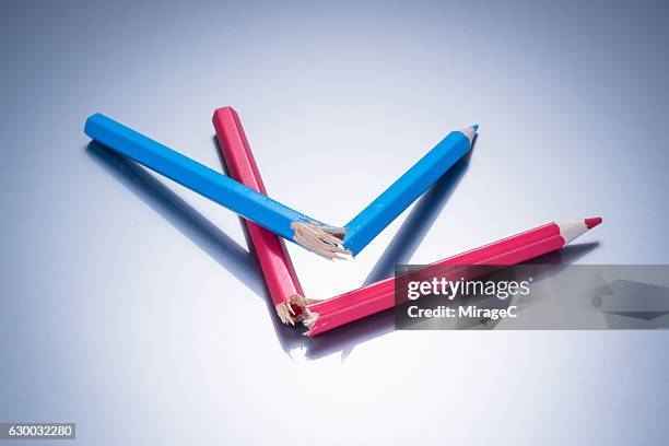 broken pencil, pink and blue - legno rosa foto e immagini stock