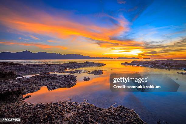 sea and sky in sun set time - saturated color 個照片及圖片檔