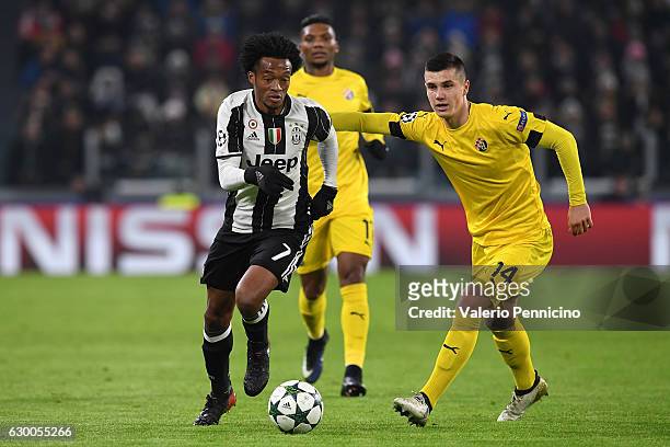 Juan Cuadrado of Juventus in action against Amer Gojak of GNK Dinamo Zagreb during the UEFA Champions League Group H match between Juventus and GNK...