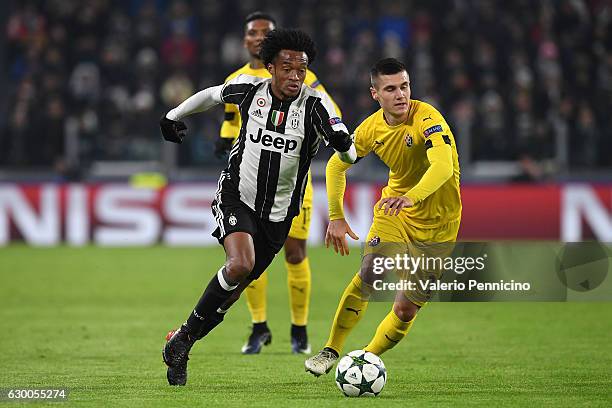 Juan Cuadrado of Juventus in action against Amer Gojak of GNK Dinamo Zagreb during the UEFA Champions League Group H match between Juventus and GNK...