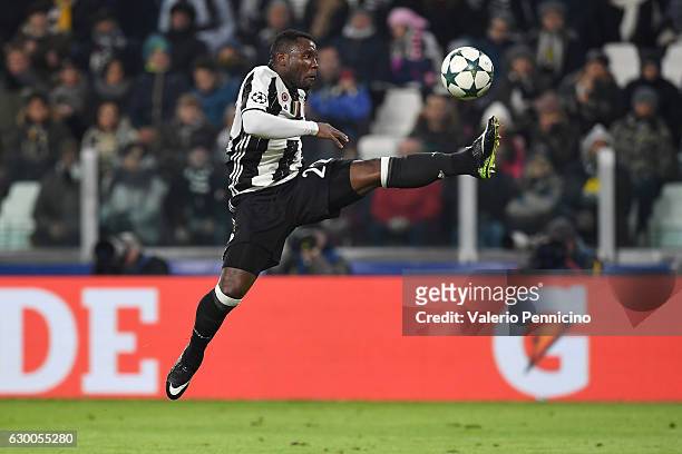 Kwadwo Asamoah of Juventus controls the ball during the UEFA Champions League Group H match between Juventus and GNK Dinamo Zagreb at Juventus...