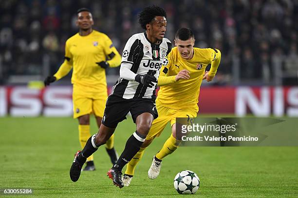 Juan Cuadrado of Juventus in action against Amer Gojak of GNK Dinamo Zagreb during the UEFA Champions League Group H match between Juventus and GNK...