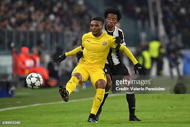 Juan Cuadrado of Juventus competes with Junior Fernandes of GNK Dinamo Zagreb during the UEFA Champions League Group H match between Juventus and GNK...