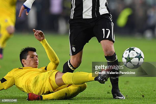 Leonardo Sigali of GNK Dinamo Zagreb tackled Mario Mandzukic of Juventus during the UEFA Champions League Group H match between Juventus and GNK...