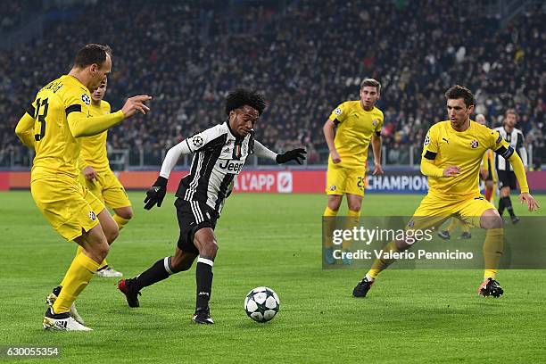 Juan Cuadrado of Juventus in action during the UEFA Champions League Group H match between Juventus and GNK Dinamo Zagreb at Juventus Stadium on...