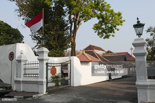 kraton palace complex, side gate - bandera indonesia fotografías e imágenes de stock