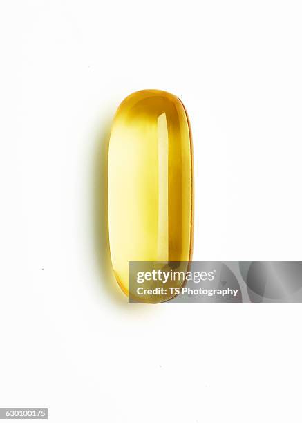 omega 3 oil tablet - fish oil imagens e fotografias de stock
