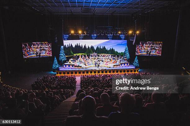 Andre Rieu England 1,067 Andre Rieu Photos Stock Photos, High-Res Pictures, and Images ...