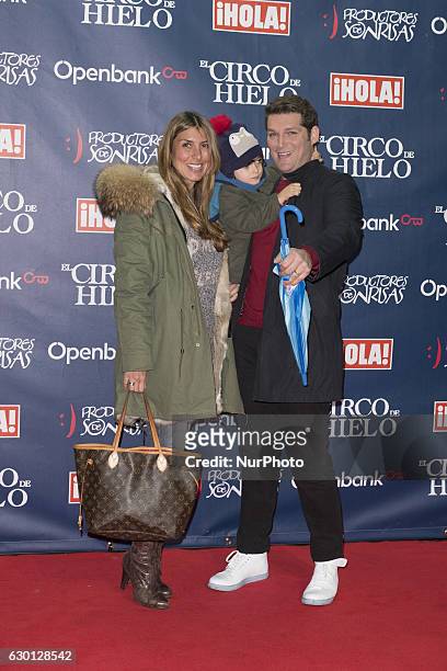 Manu Tenorio and Silvia Casas attends to the photographers in 'El Circo De Hielo' Madrid Premiere on December 16, 2016 in Madrid, Spain.
